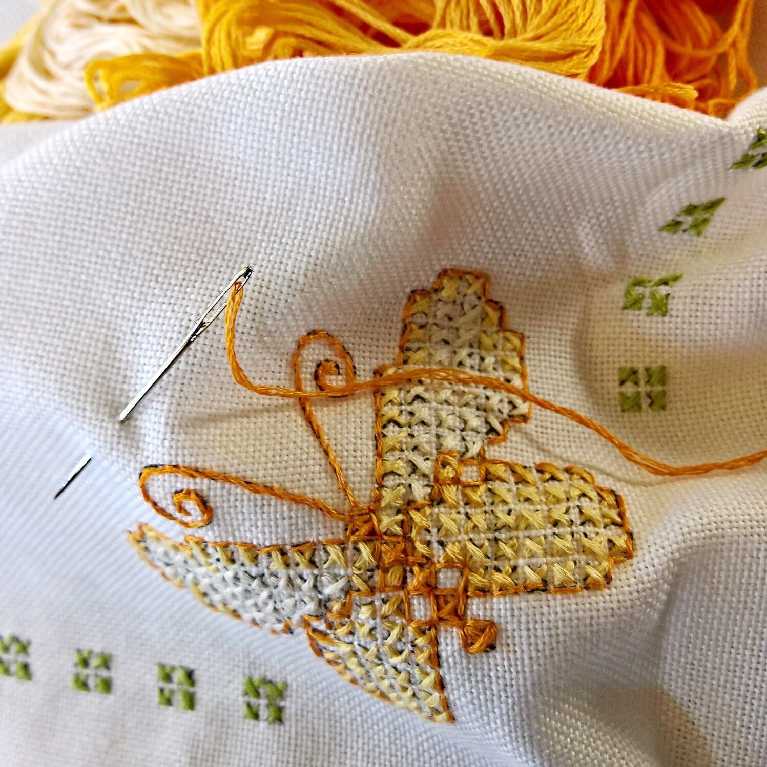 Broderie papillon sur napperon